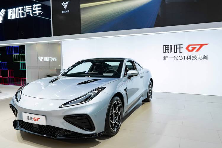 惠州326哪吒汽车在智能汽车领域的表现，领途汽车在新能源汽车市场中的影响力